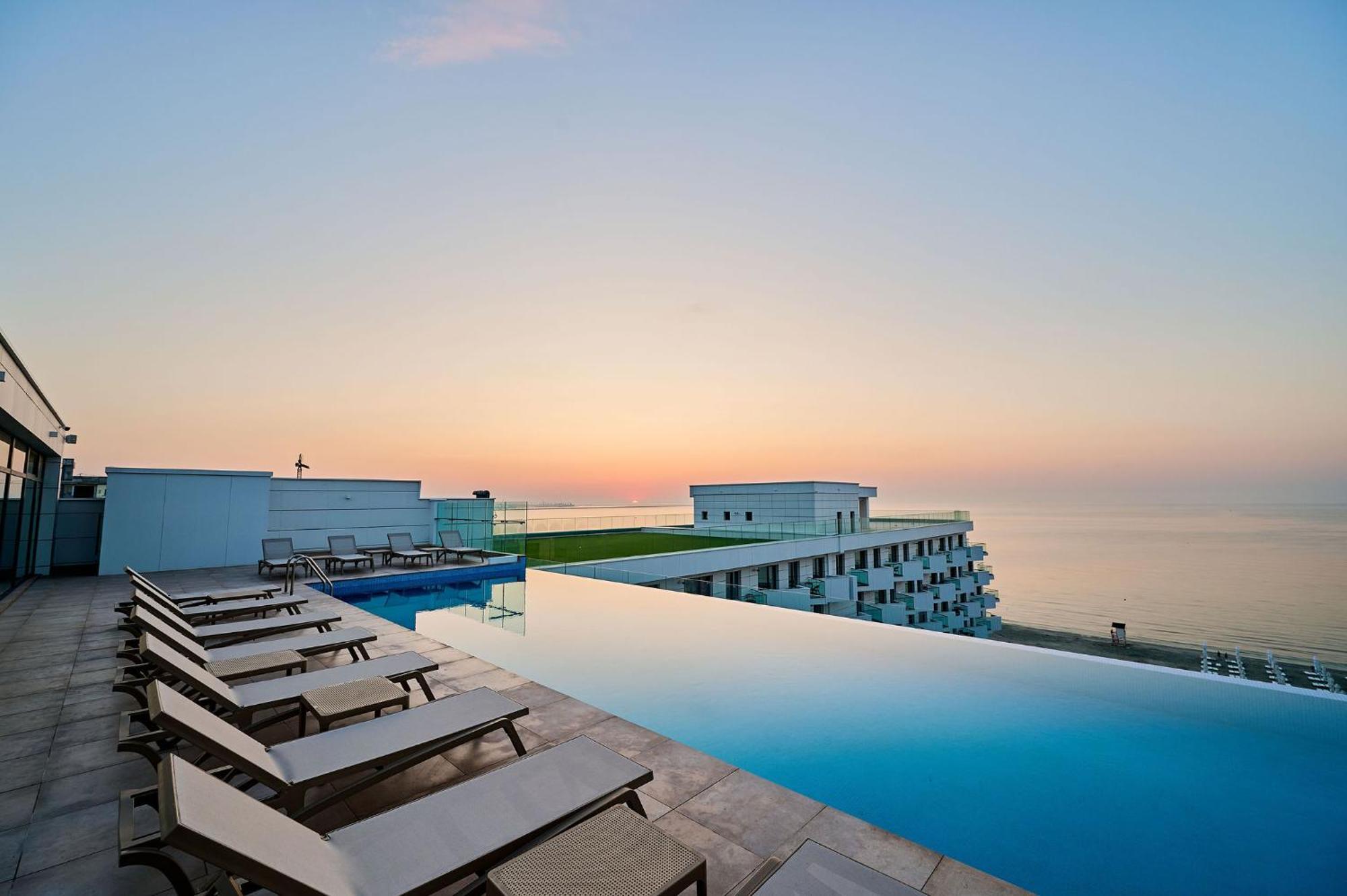 Soleil Anne Studio In Infinity Beach Resort - Parking Mamaia Bagian luar foto
